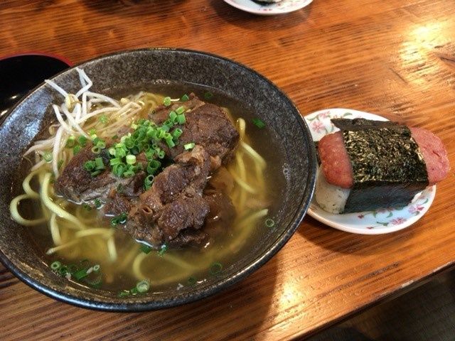 離島の生活は不便？ご安心を！市街地にあるホテルなので、買い物も便利でグルメも楽しめます^^