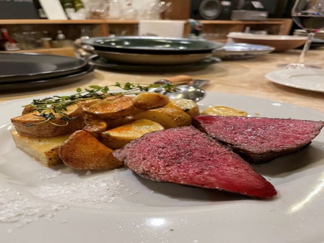 離島の生活は不便？ご安心を！市街地にあるホテルなので、買い物も便利でグルメも楽しめます^^