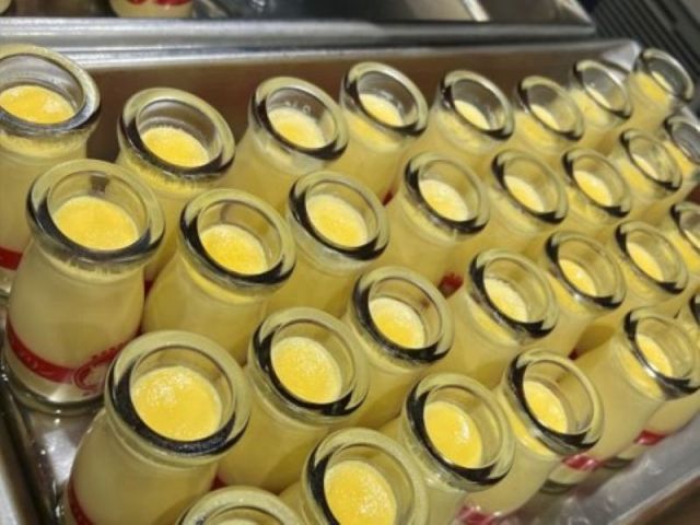 ●プリンを瓶に詰めていきます。出来上がったプリンはパートさんが梱包して各店舗へ配達します●