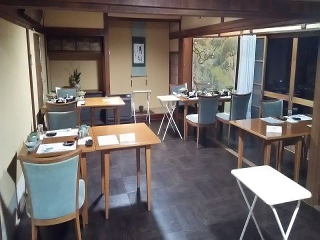 レストラン内です。配膳業務もお任せします。