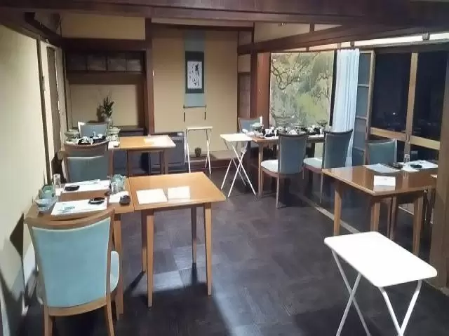 レストラン内です。配膳業務もお任せします。