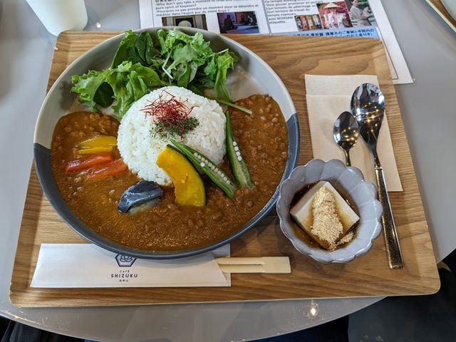 オシャレなカフェで美味しいカレー頂きませんか？！