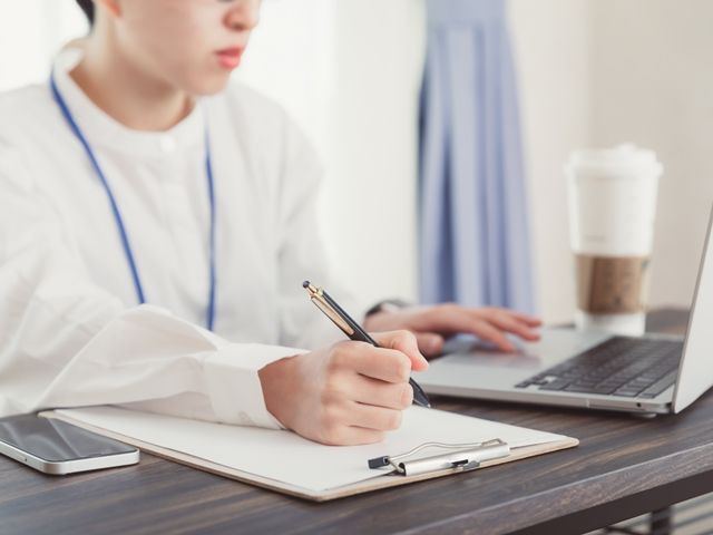 恩納村リゾートホテルでのお仕事です！目の前には青い海が広がる、素敵なホテルです！