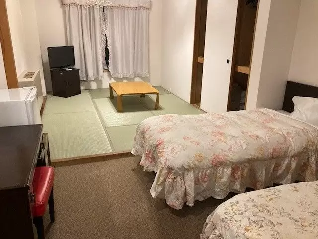 友人同士の方は以前まで客室として使われていた広い部屋をご利用できます！