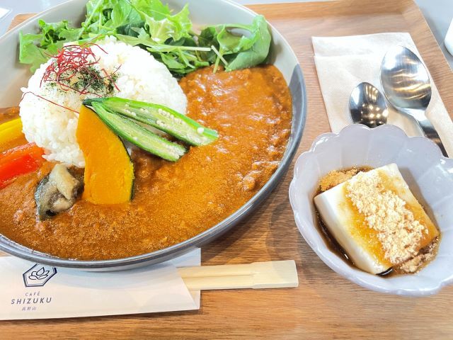 近くにはおしゃれなカフェがあり美味しいカレーを食べれます☆