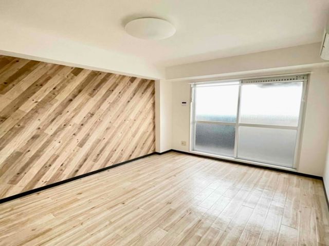 風呂トイレ付きの寮で快適な生活を送れます！(①部屋毎に内装が異なります②写真はアパート寮)