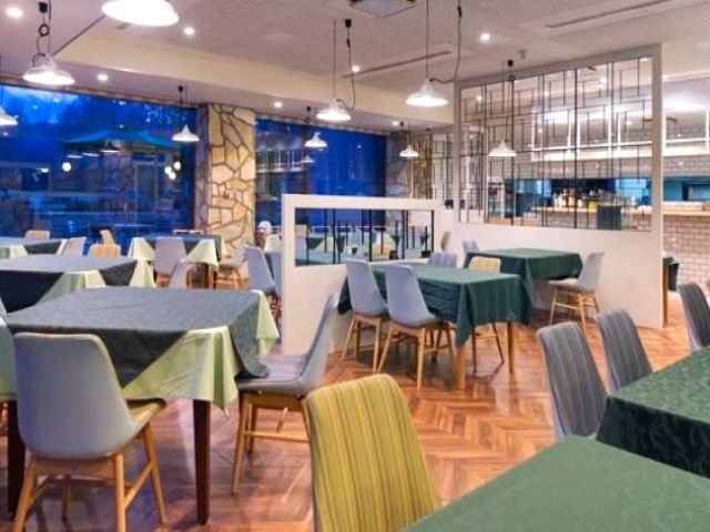 ワンちゃん用のお食事も楽しめる！レストラン会場でのお仕事です。