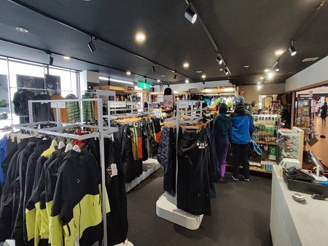 スポーツ用品販売店は人気ブランドが多数取り揃えられています！お気に入りが見つかるかも！？