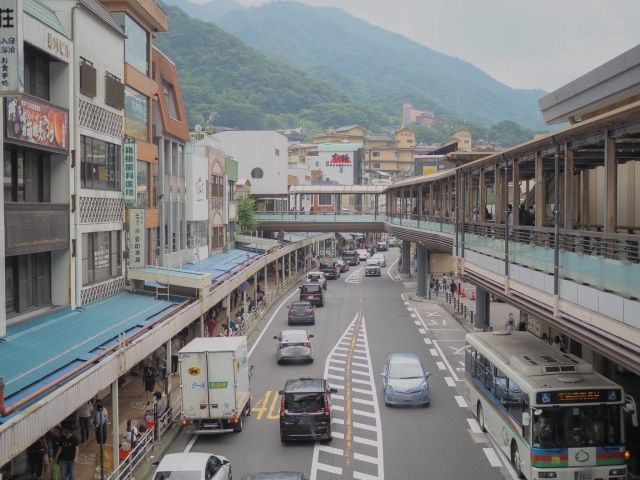 箱根の玄関口箱根湯本駅付近にはお土産屋さんが立ち並んでおり賑わっております♪