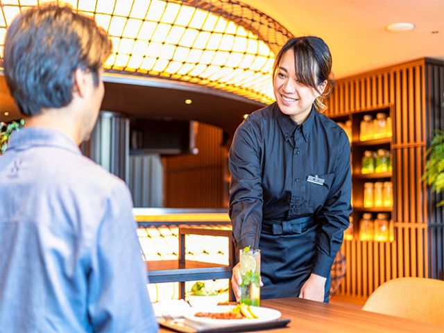 カフェでは簡単なドリンクの調理、お会計、商品のご提供等を行って頂きます