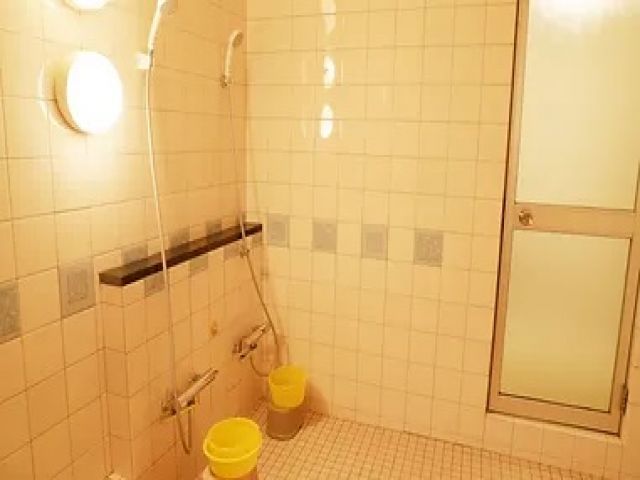 湯舟は無くシャワールームになります！
近くに温泉があります☆
