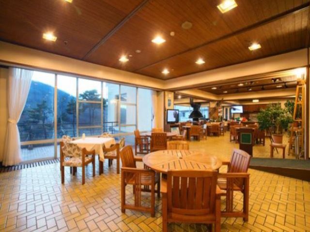 木を基調とした暖かみのあるロビー♪ボードで冷えた体を優しく癒す☆