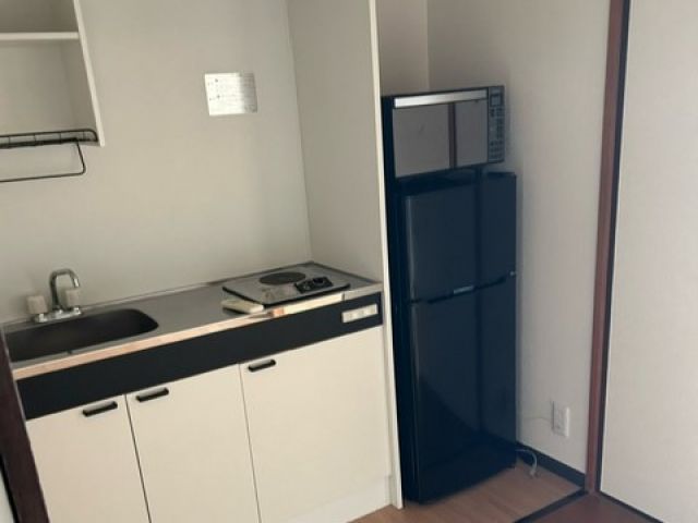 キッチン完備なので自炊も可能です☆
電子レンジも完備！