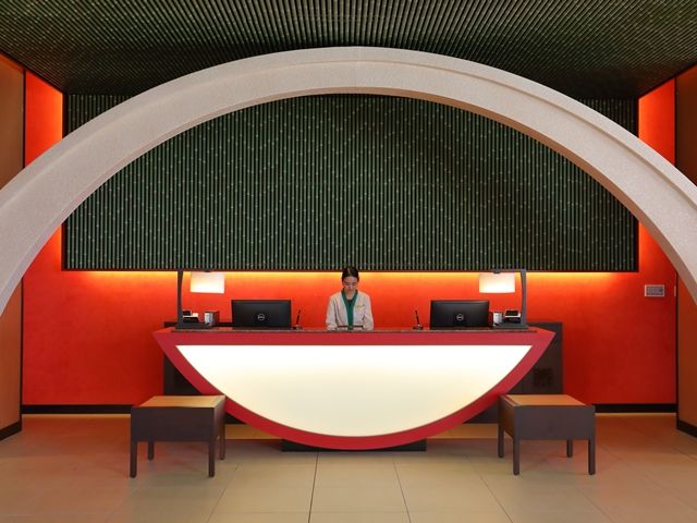 宮古島と橋で繋がっている来間島の、モダンで南国らしいリゾートホテル！フロントのお仕事です♪