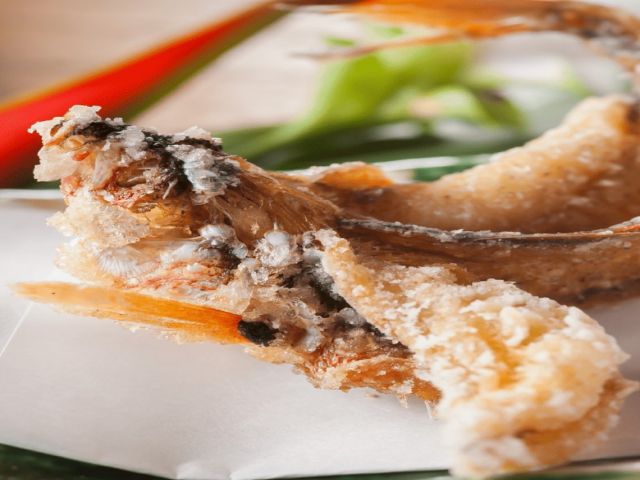 名物！グルクンの唐揚げっ!