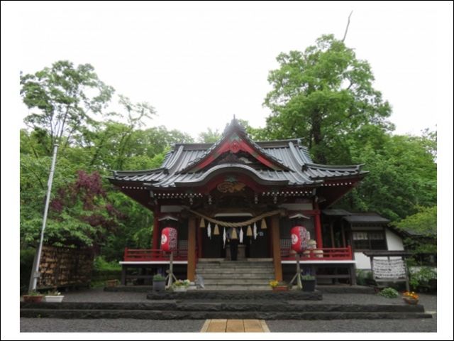 近くには神社もあります