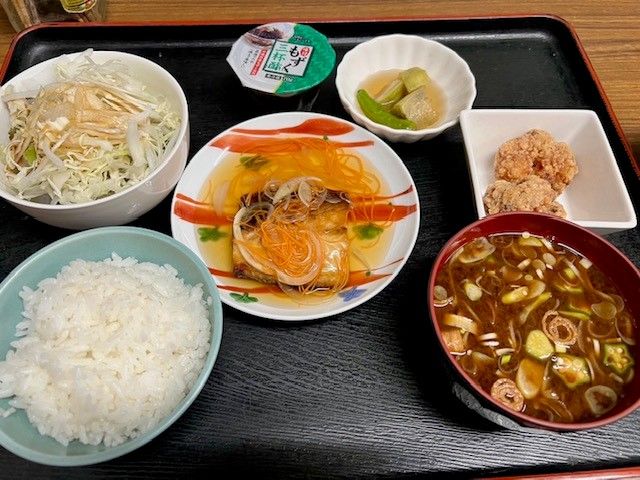 毎日定食のようなまかないが食べられます！　しっかりと腹ごしらえできますよ!!