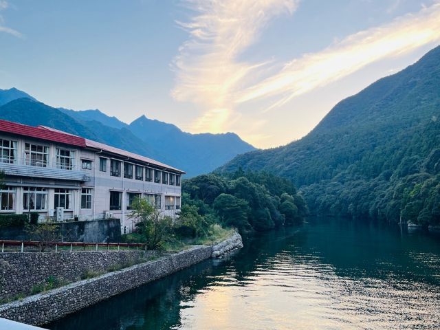 旅館の前にはきれいな川が流れています。夏は泳いでいる方もいますよ！