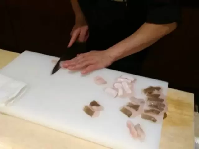 魚を捌いて、お客様に刺身を提供して頂きます♪