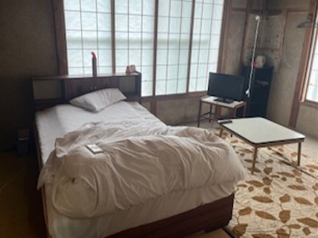 お風呂は館内の温泉を使ってください！
お手洗いは部屋出てすぐのところにあります！
