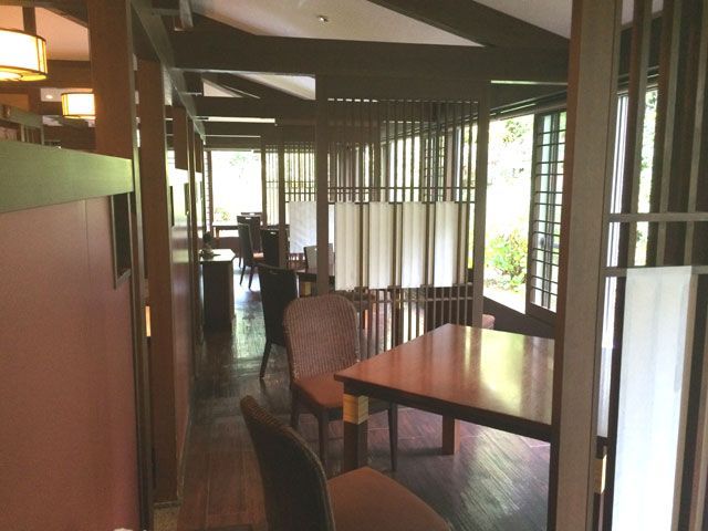 半個室でお食事の配膳とお料理の説明をお任せします★とっても雰囲気のある宿です♪