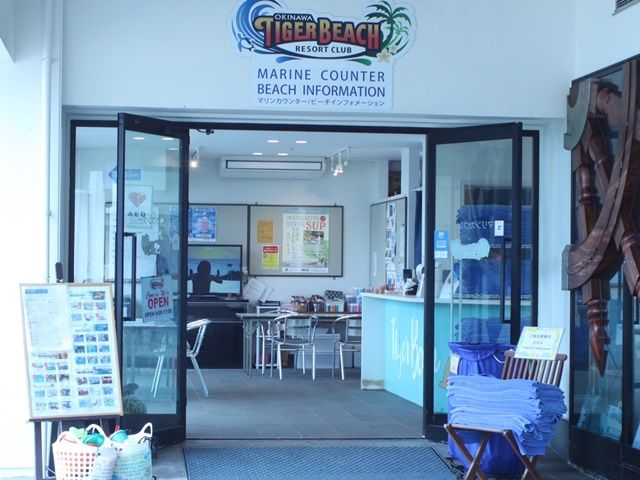 ホテル内マリンカウンターまたはプール受付のお仕事です！