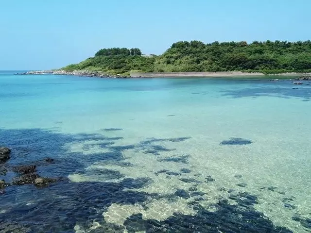 カメラを持っての旅がおすすめ。近隣にある鐙瀬ロードは複雑な海岸線を見ることができる道です。