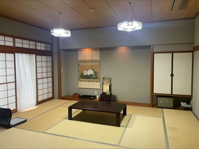 広い客室寮をパーテーションで区切り、個室寮としてご利用いただきます。