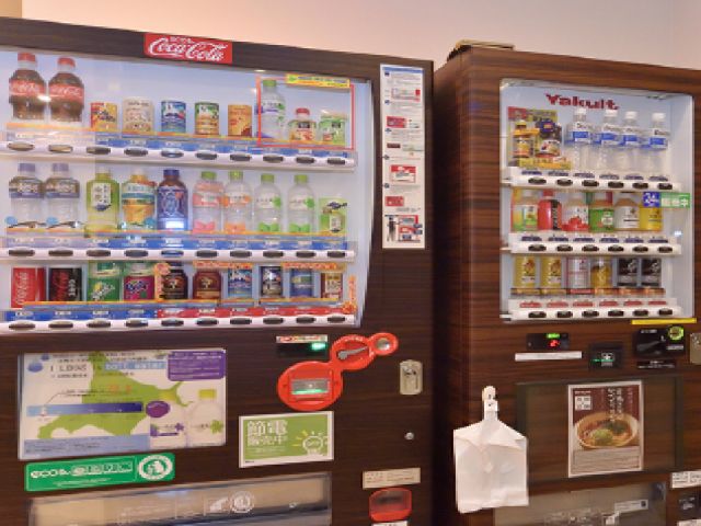 館内に自販機あり。一歩外に出れば商業施設も充実！！