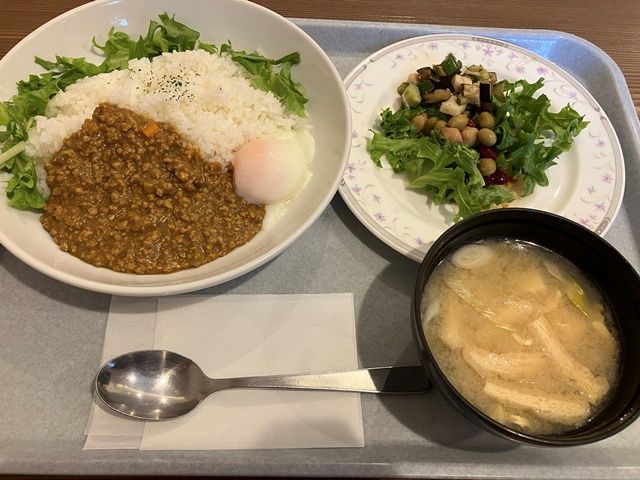 系列レストランの賄いがお洒落で美味しいと好評！サラダバーもあります♪