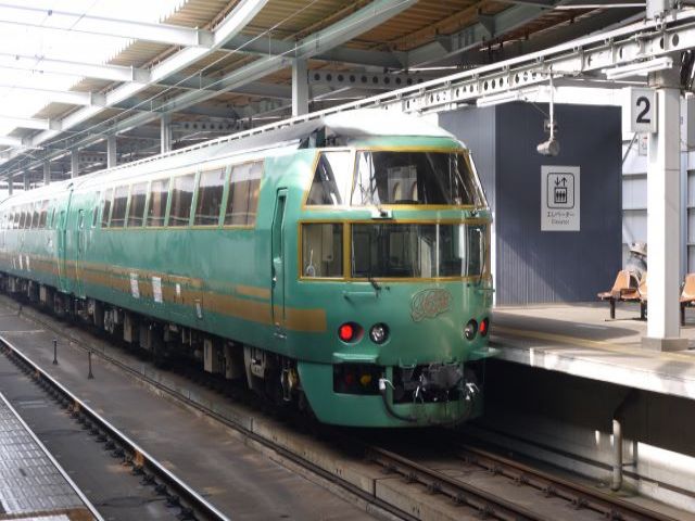 由布院駅から徒歩15分程。休みの日は電車に乗って観光へ！