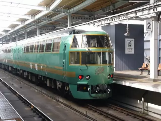 由布院駅から徒歩15分程。休みの日は電車に乗って観光へ！