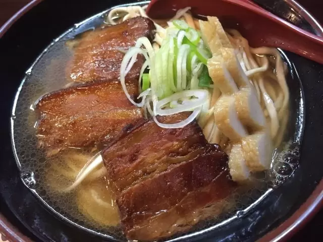 有名な沖縄そばや冷麺のお店も徒歩圏内にあります☆