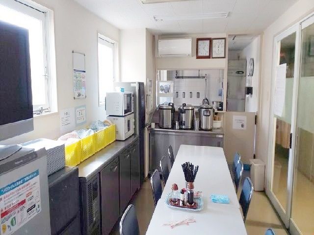 ≪従業員食堂はこちら≫お食事は午前の勤務後、午後の勤務前に召し上がっていただいてます。