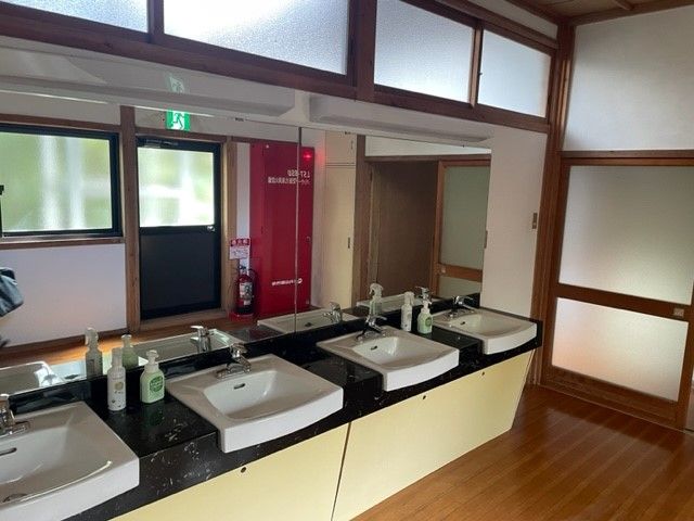 共同の洗面所も綺麗にして頂いております！
順番を守ってご使用ください！