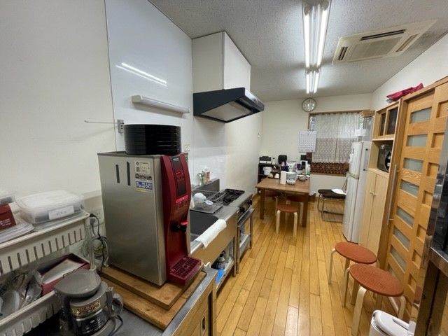 休憩所になります。こちらで皆さんが食事するので賄いの作成をお願いします♪
