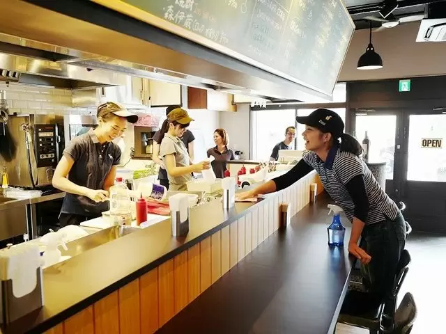 スタッフさんも和気あいあい、笑顔でお仕事しています♪