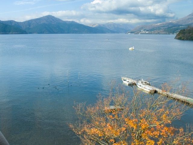 ホテルからは絶景の芦ノ湖！近所には小さな商店、美味しいレストランなどもございます！