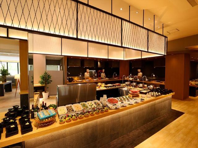 バイキングが人気のホテルです！
ご飯もバイキングの残りが食べれます♪