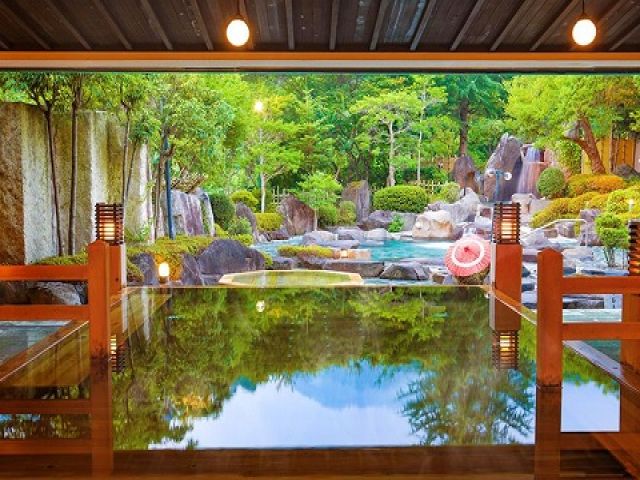 温泉も入れます！
仕事終わりは温泉で癒されてください♪