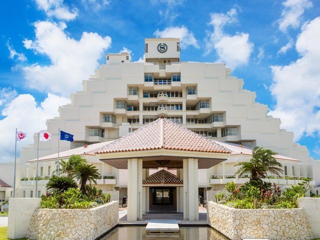ホテルの目の前に広がる海やビーチがあなたの職場☆彡憧れの沖縄リゾバが待ってますよ♪