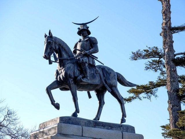 伊達政宗の騎馬像がある仙台城址は市内を一望できるおすすめ観光スポット☆
