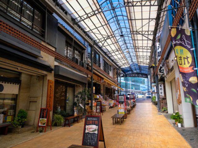 熱海駅周辺はスーパーや飲食店が立ち並んでます♪