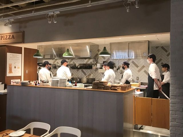 キッチンとホールの隔てりがないオープンキッチン