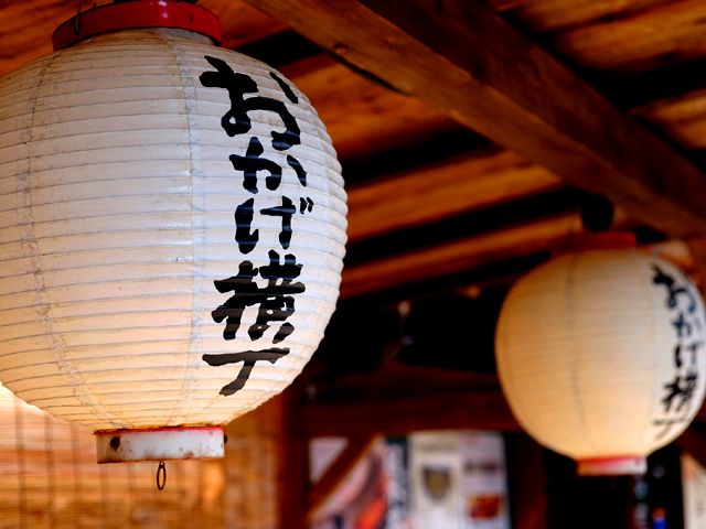 伊勢神宮・内宮の門前町の中程にあるおかげ横丁。とても賑やかな通りです。