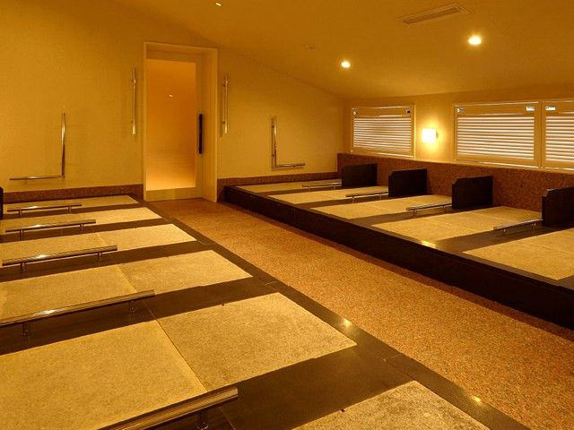 屋内でも気軽に楽しめる岩盤浴室です