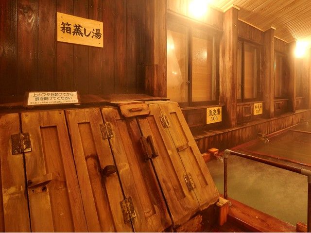 大浴場内には箱蒸し風呂など珍しい温泉があります