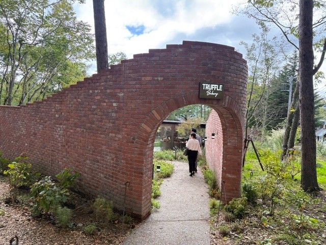 少し足を伸ばすとおしゃれなパン屋さんやカフェがあります！
