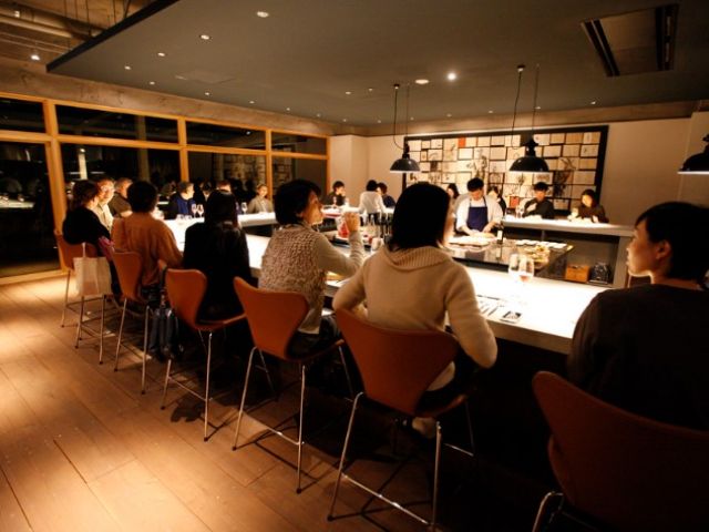 オープンキッチンなのでお客さまとのコミュニケーションもあります！