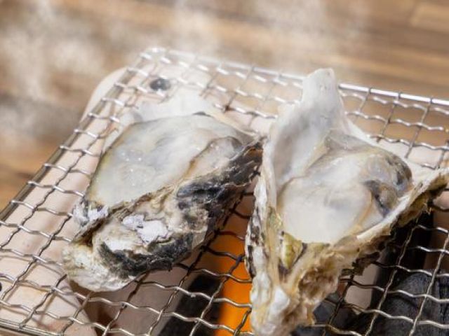 広島のお食事を出しているレストランでの勤務です！